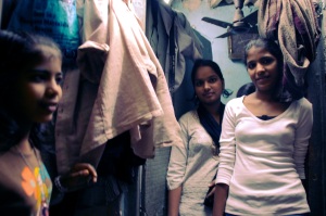 Ashun pikkusiskon synttäreillä heidän kodissaan, naapuritalon takapihalle rakennetussa lauta-teltta-majassa.